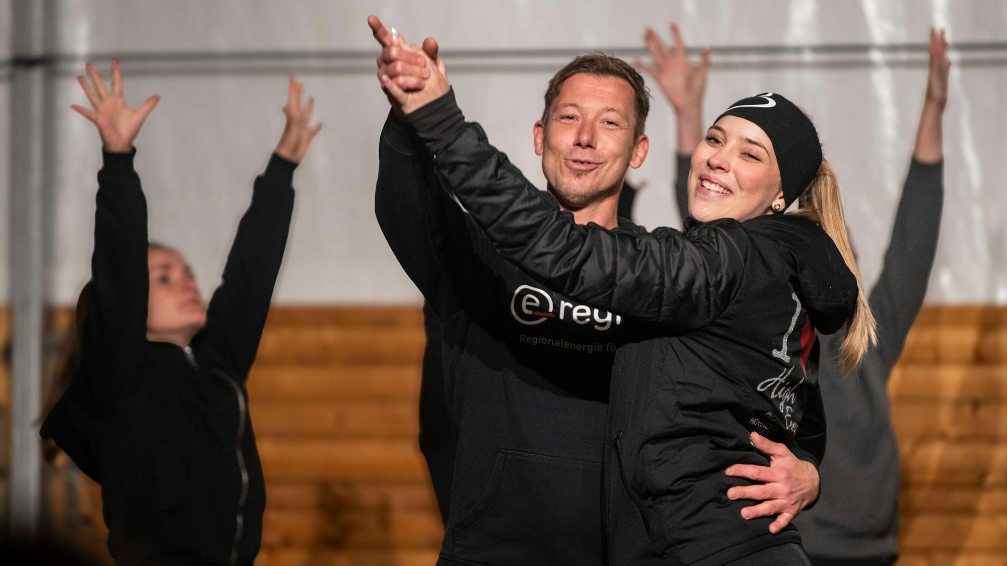 Das Bild zeigt eine Tänzerin von High Energy und einen Tänzer, die auf der Bühne Foxtrott tanzen.