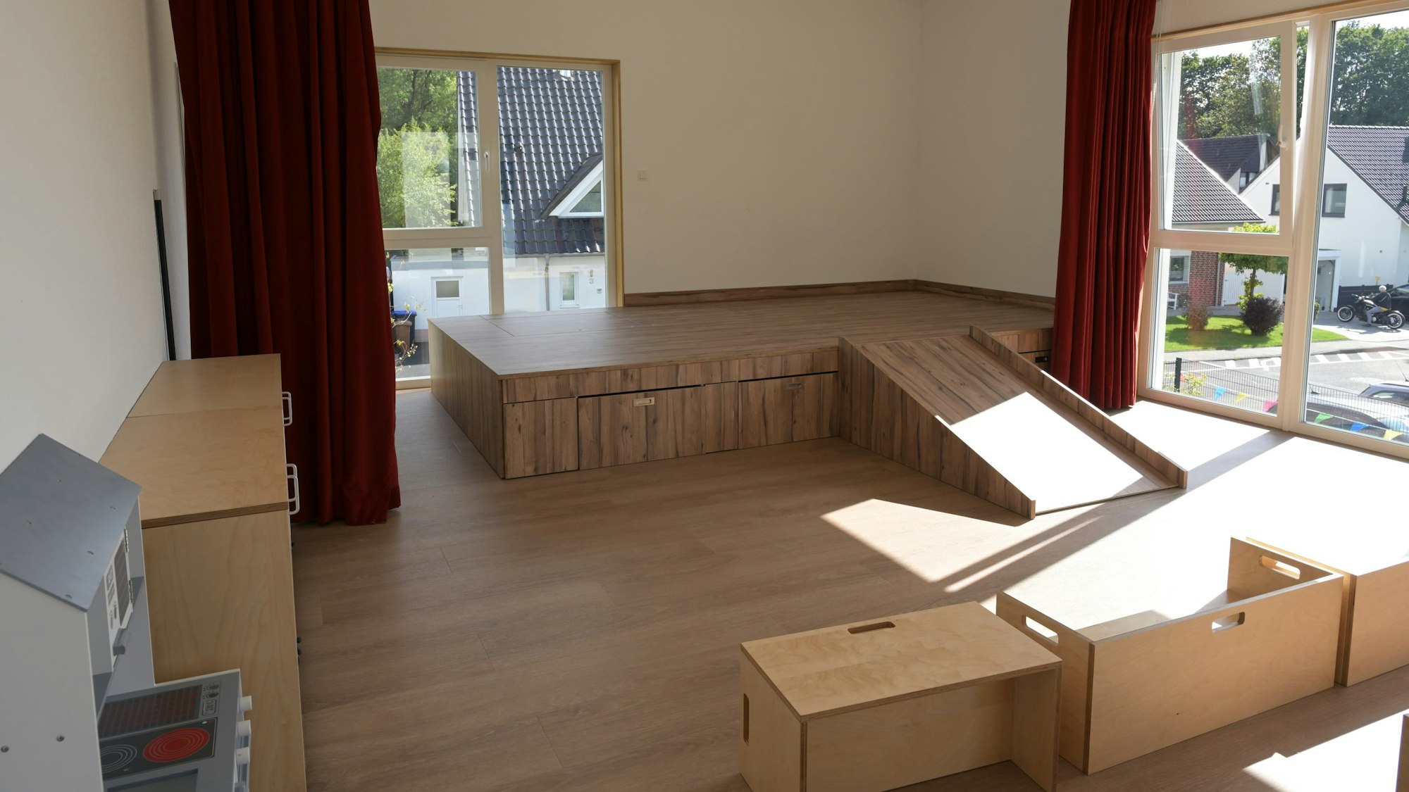 Ein Holzpodest dient als Bühne.