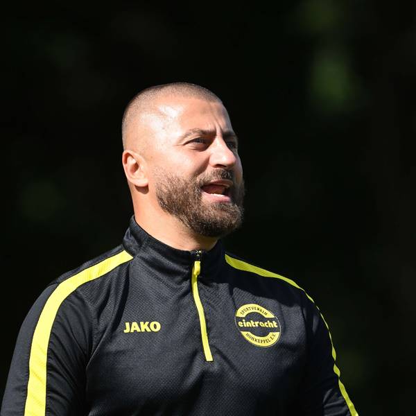 Trainer Apo Keseroglu ruft seinen Spielern etwas zu.