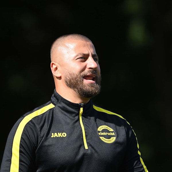 Trainer Apo Keseroglu ruft seinen Spielern etwas zu.