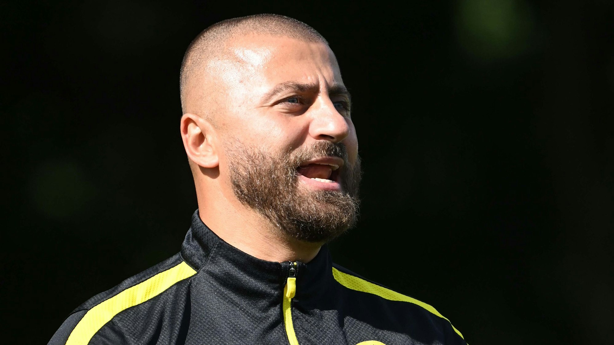 Trainer Apo Keseroglu ruft seinen Spielern etwas zu.