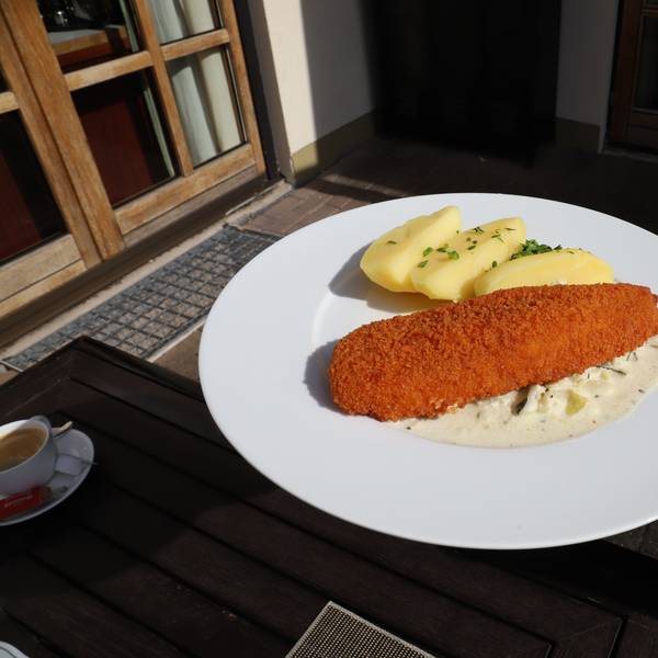 Das Golf Course Bonn Restaurant am Gut Großenbusch in Sankt Augustin-Niederpleis bietet gutbürgerliche, frisch zubereitete Küche und einen Mittagstisch für 11,50 Euro.