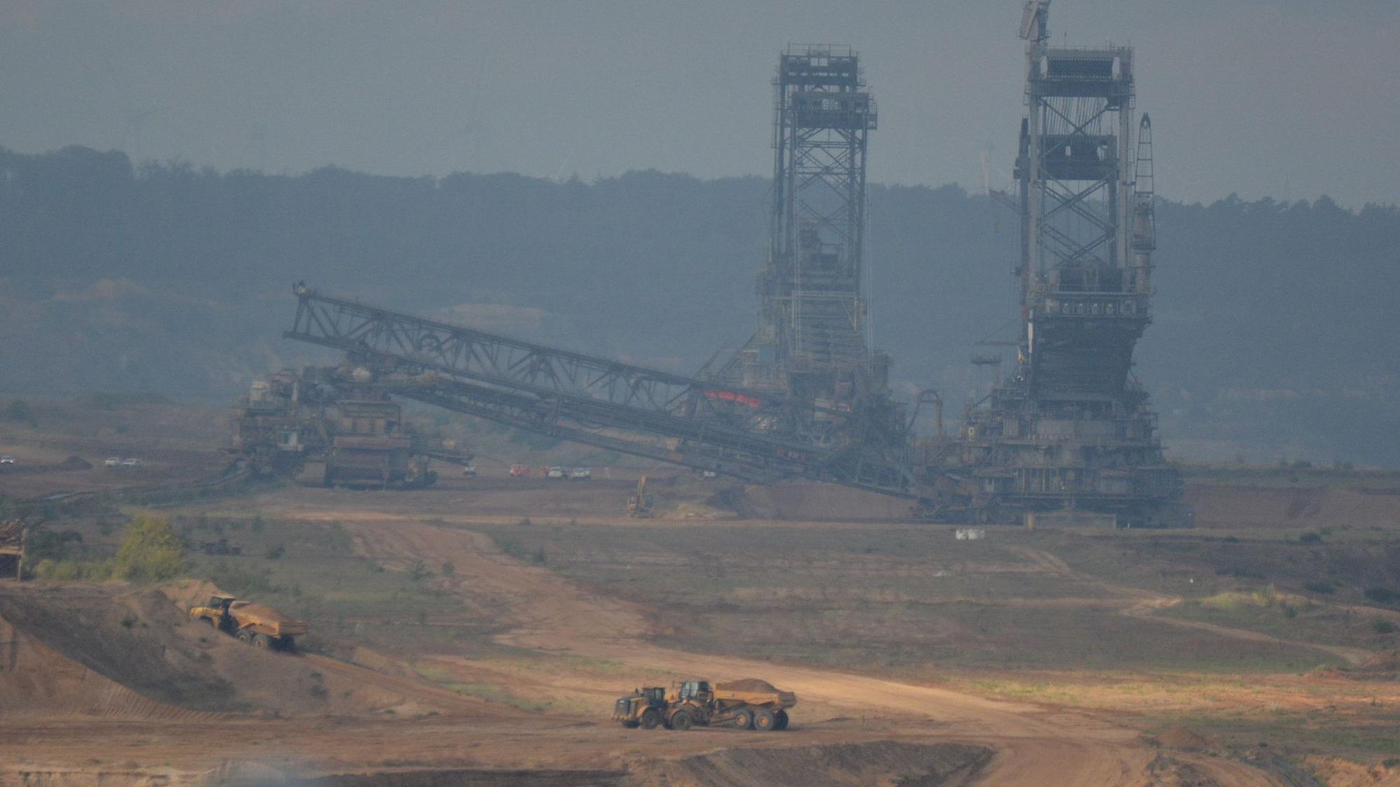 Das Bild zeigt einen Bagger im Tagebau Hambach