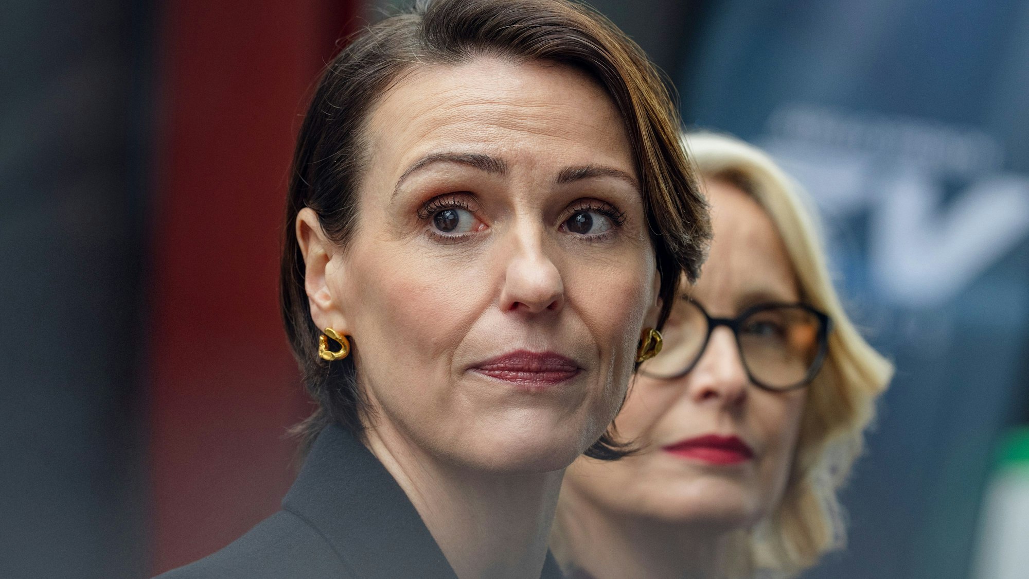 Suranne Jones und Julie Delpy in „Hostage“.
