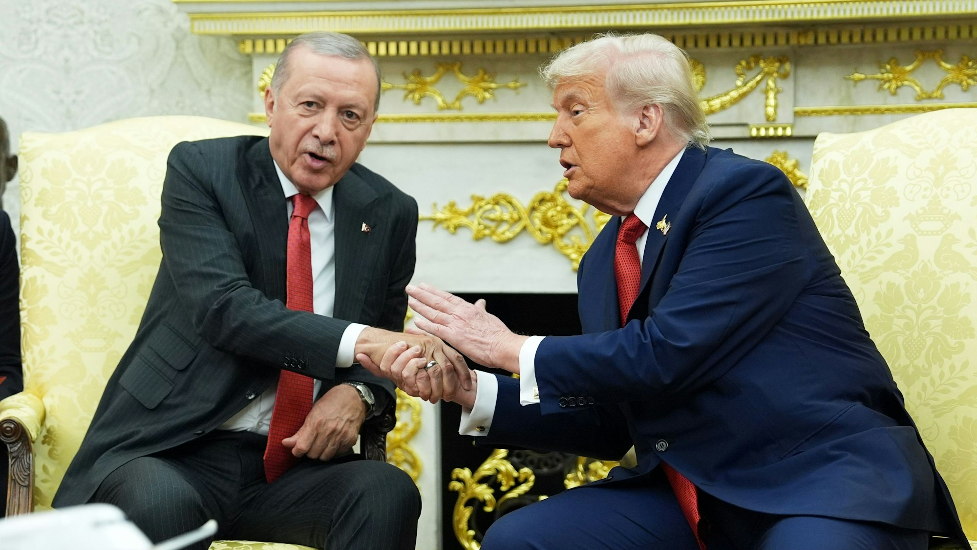 US-Präsident Donald Trump (r) schüttelt die Hand des türkischen Präsidenten Recep Tayyip Erdogan während eines Treffens im Oval Office des Weißen Hauses.