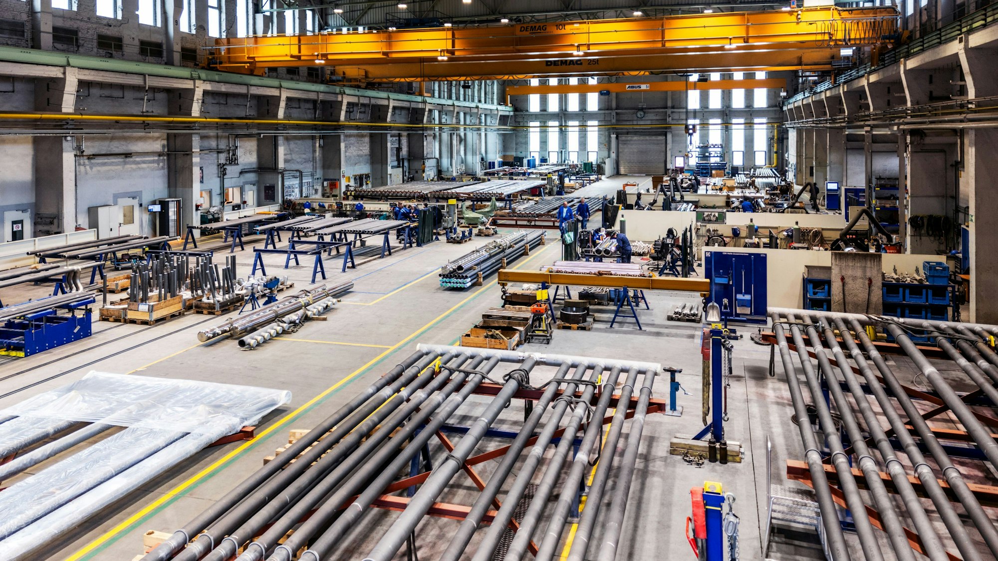 Blick in eine Produktionshalle, in der Rohre geschweißt werden.