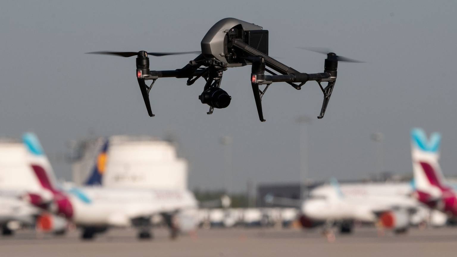 Drohnen sind für den Flugverkehr gefährlich - deshalb gilt an Flughäfen ein Flugverbot. Die Statistik zeigt aber: Die Gefährdungslage hat in den vergangenen Jahren zugenommen. (Illustration)