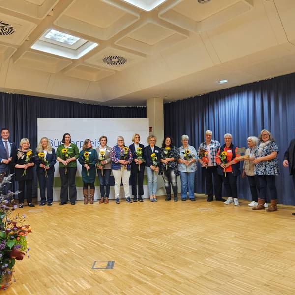 Das Gruppenfoto zeigt Vertreter der Hospizgruppe, der Gemeinde Marienheide und Regierungspräsident Thomas Wilk.