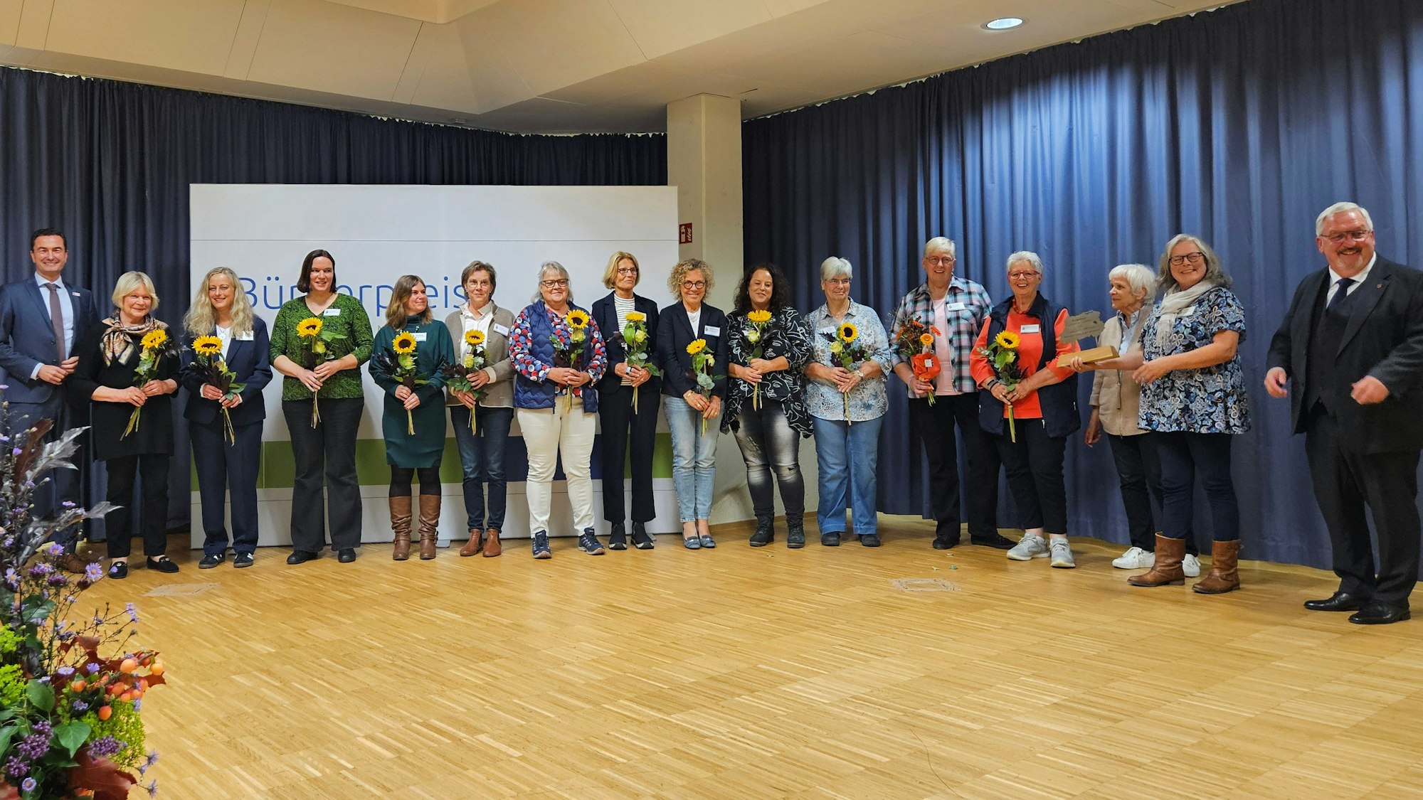 Das Gruppenfoto zeigt Vertreter der Hospizgruppe, der Gemeinde Marienheide und Regierungspräsident Thomas Wilk.