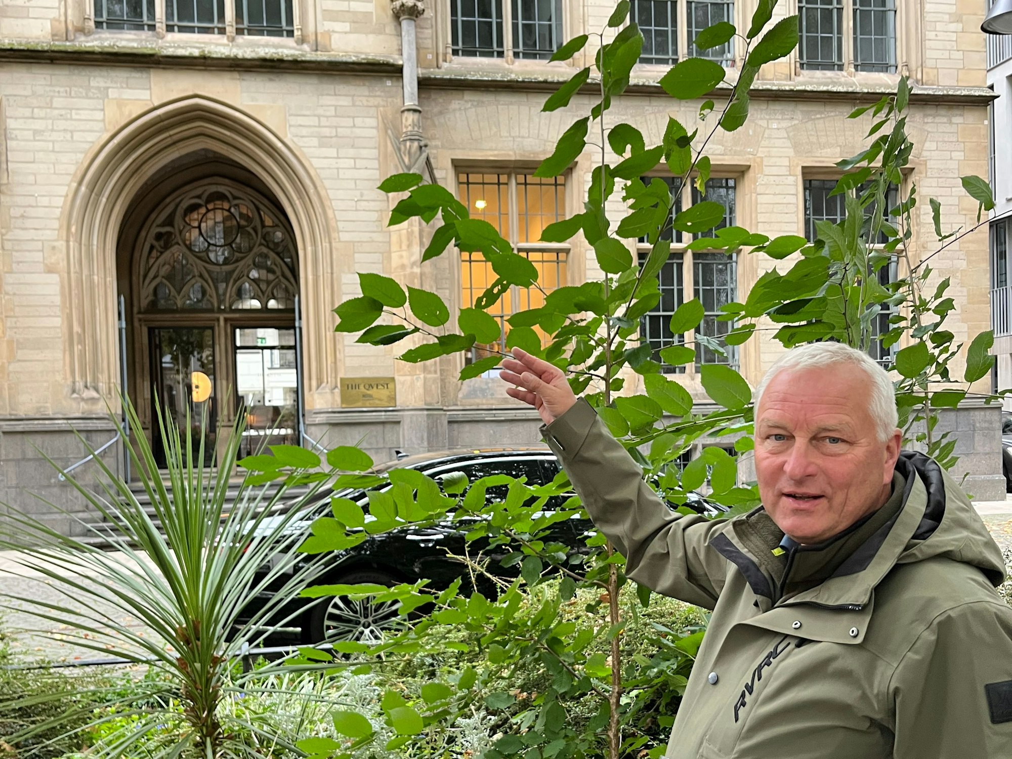 Das Hotel Qvest steht, wie viele historische Gebäude in Köln, auf einem Basaltsockel, darüber wurden Blöcke aus Eifeltuff verbaut, die Figuren an der Fassade wurden aus Sandstein herausgearbeitet, erklärt Sven von Loga.