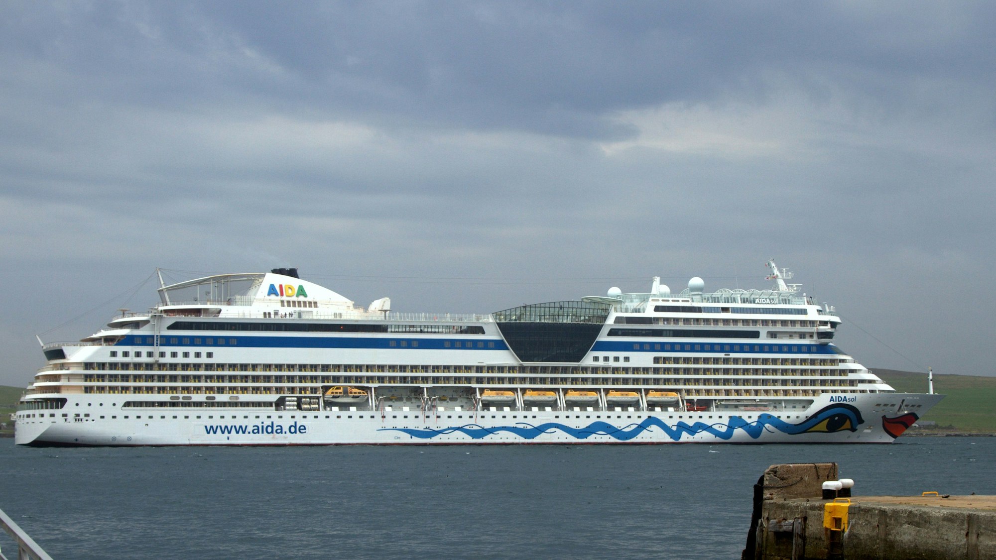 Das weiß-blau lackierte Kreuzfahrtschiff mit Auge und rotem Mund ist vor Anker gegangen.