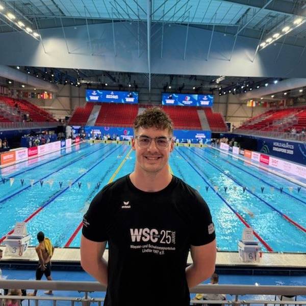 Julius Schnepper mit dem Schwimmbad im Hintergrund.