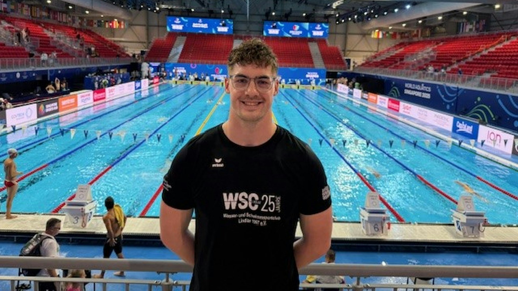 Julius Schnepper mit dem Schwimmbad im Hintergrund.