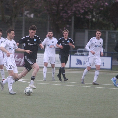 Hangelars Max Lorenz (rechts) fällt lange aus