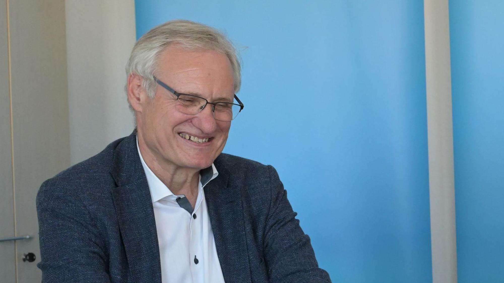 SPD-Landratskandidat Winkels lacht beim Doppelinterview.