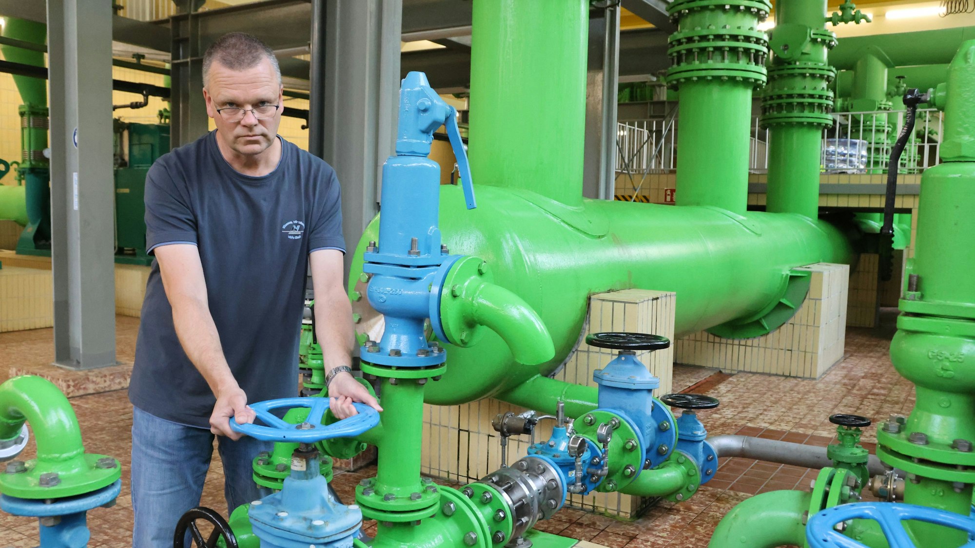 Wasserwerksmeister Mathias Pack zeigt die Pumpenhalle.