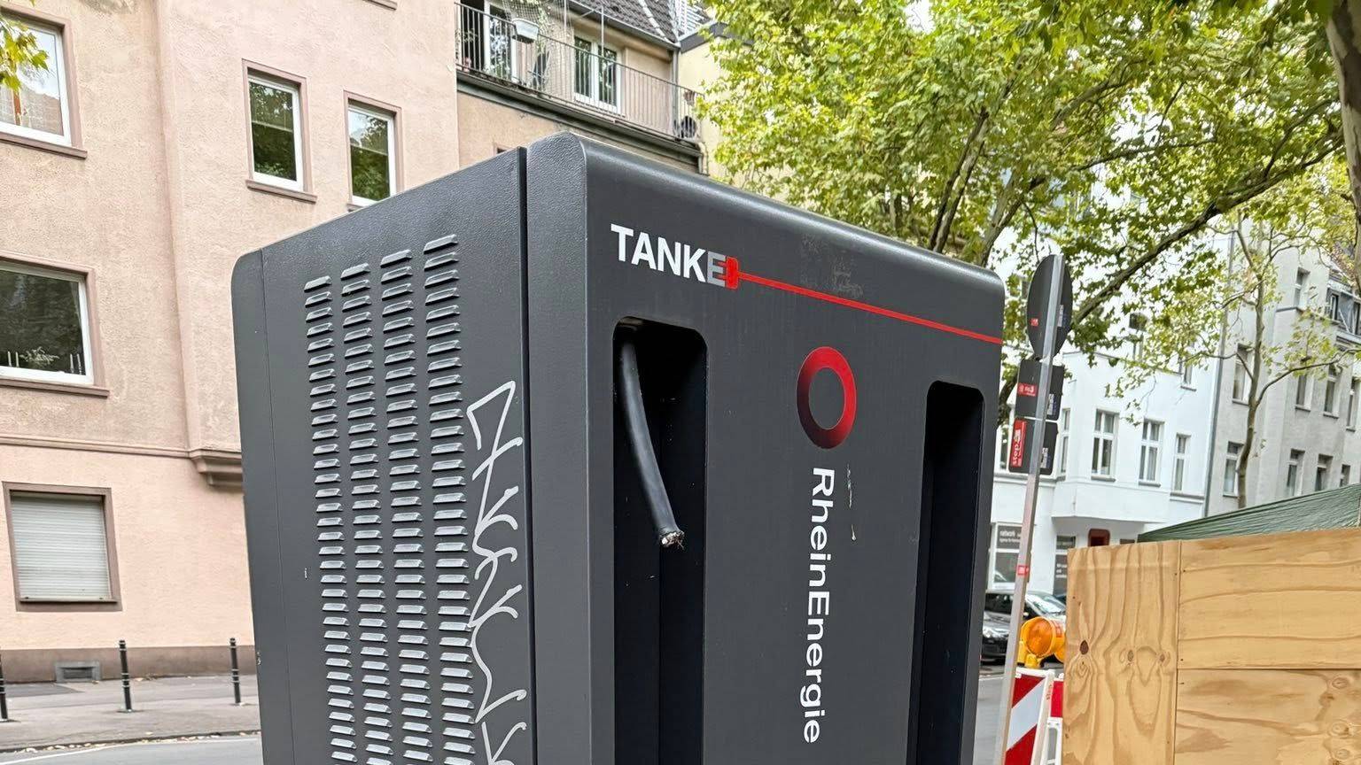 Nur noch ein Stumpf ist von dem Ladekabel an der TankE-Station am Gottesweg übrig.