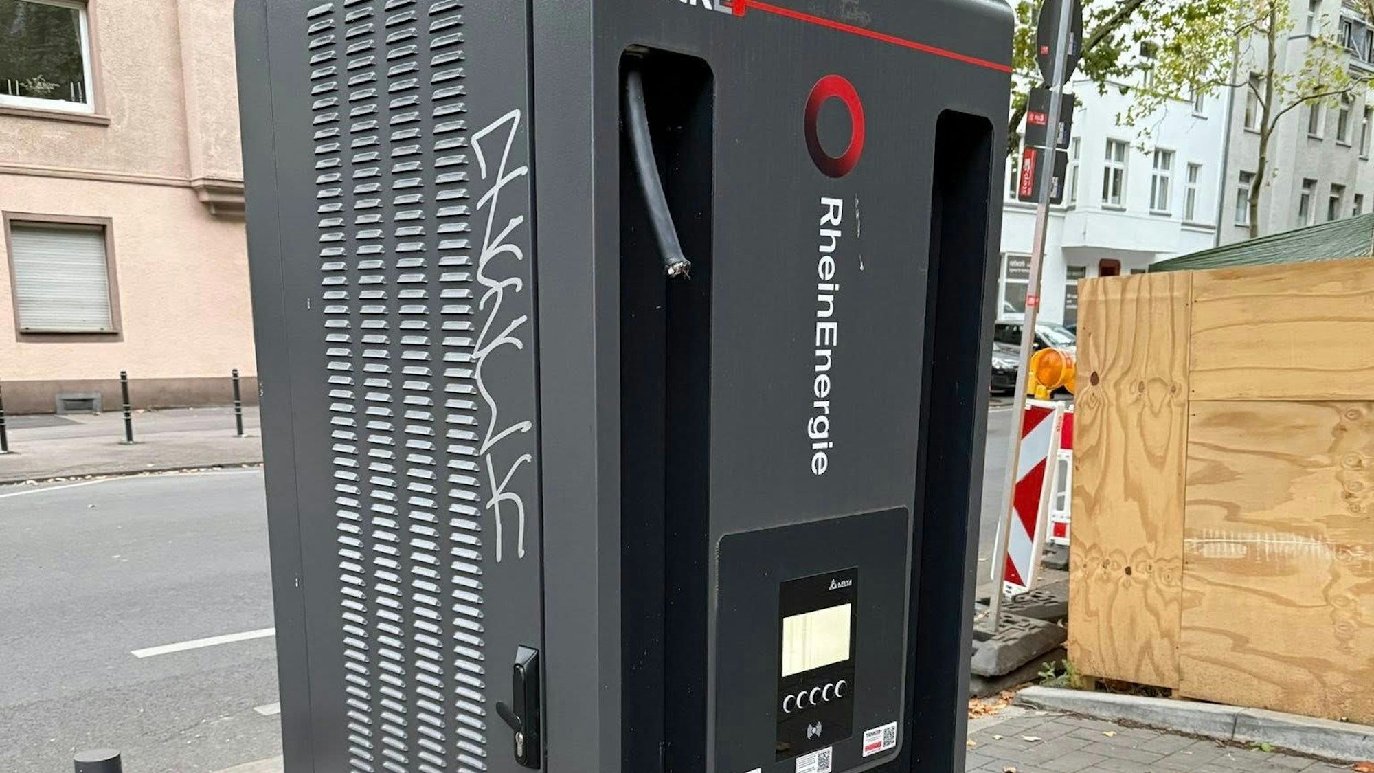 Nur noch ein Stumpf ist von dem Ladekabel an der TankE-Station am Gottesweg übrig.
