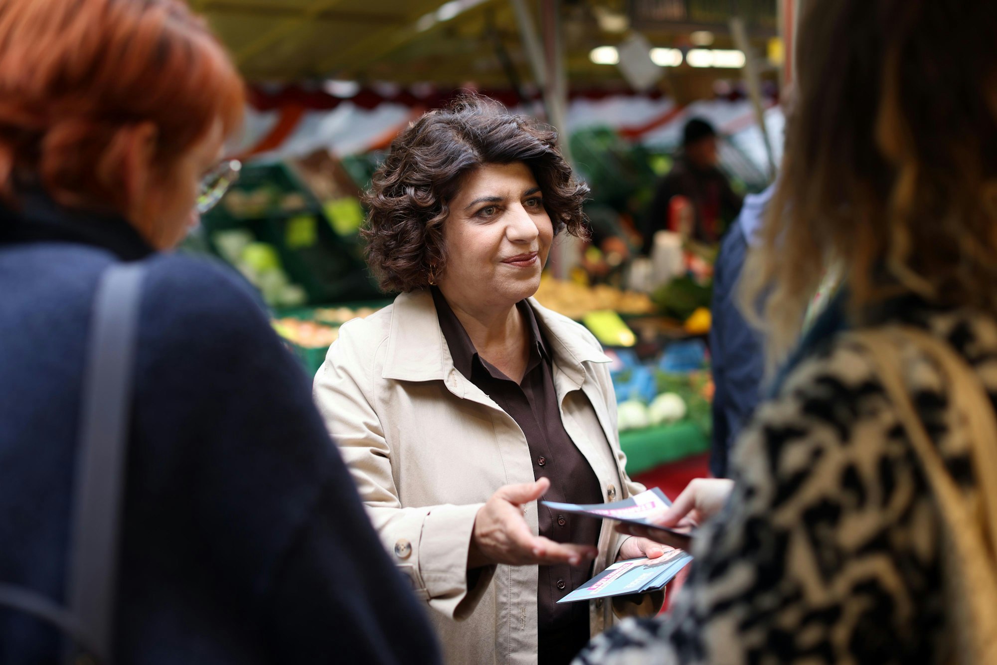 Die Kölner OB-Kandidatin Berivan Aymaz (Grüne) wirbt auf dem Wochenmarkt am Sudermanplatz um Stimmen.