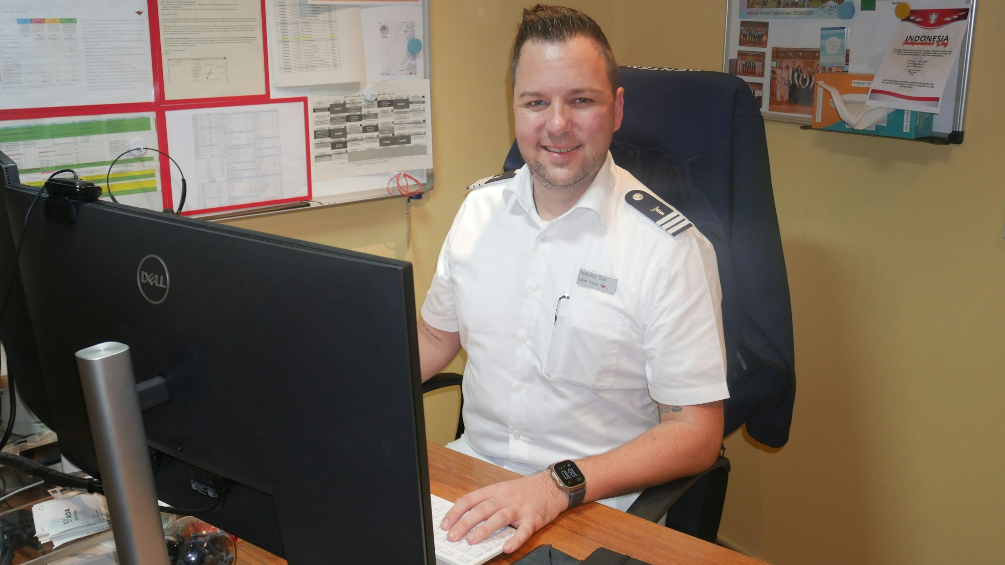 Federico Sass arbeitet in weißer Uniform am Schreibtisch an einem PC.
