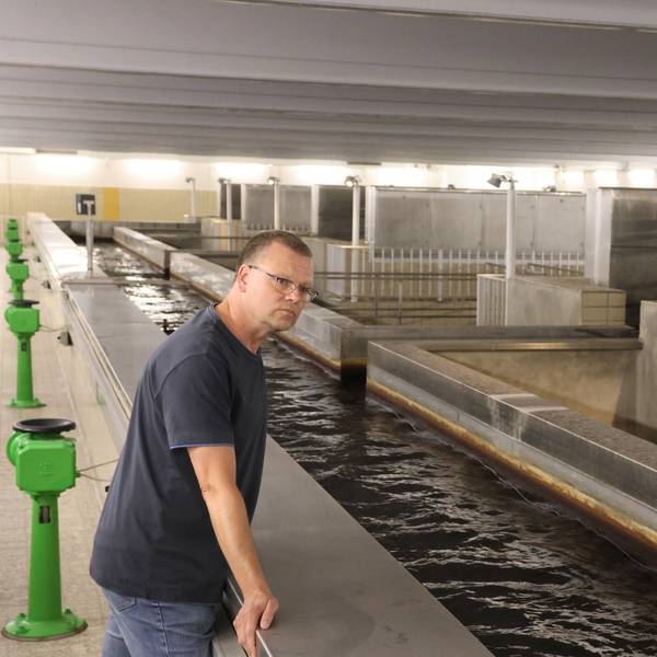 Wasserwerksmeister Mathias Pack zeigt den Filtereinlauf.