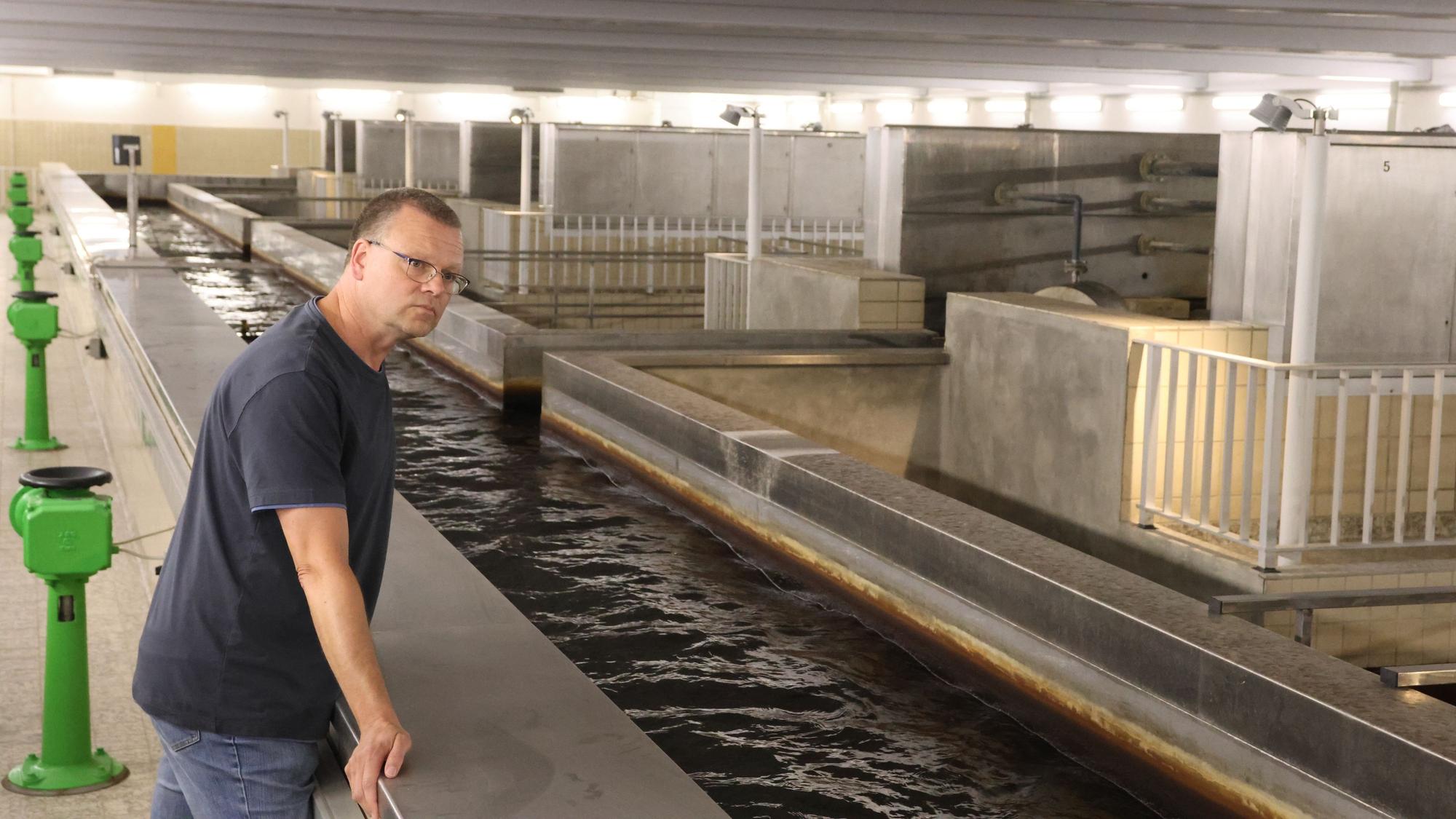 Wasserwerksmeister Mathias Pack zeigt den Filtereinlauf.