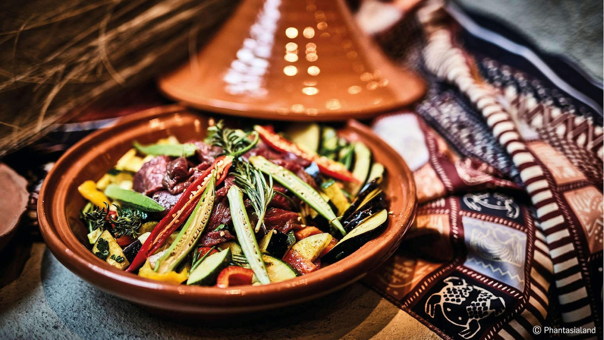 Inspiriert von afrikanischer Kultur: Essen aus der Tajine im Restaurant „Zambesi“ im Phantasialand Brühl