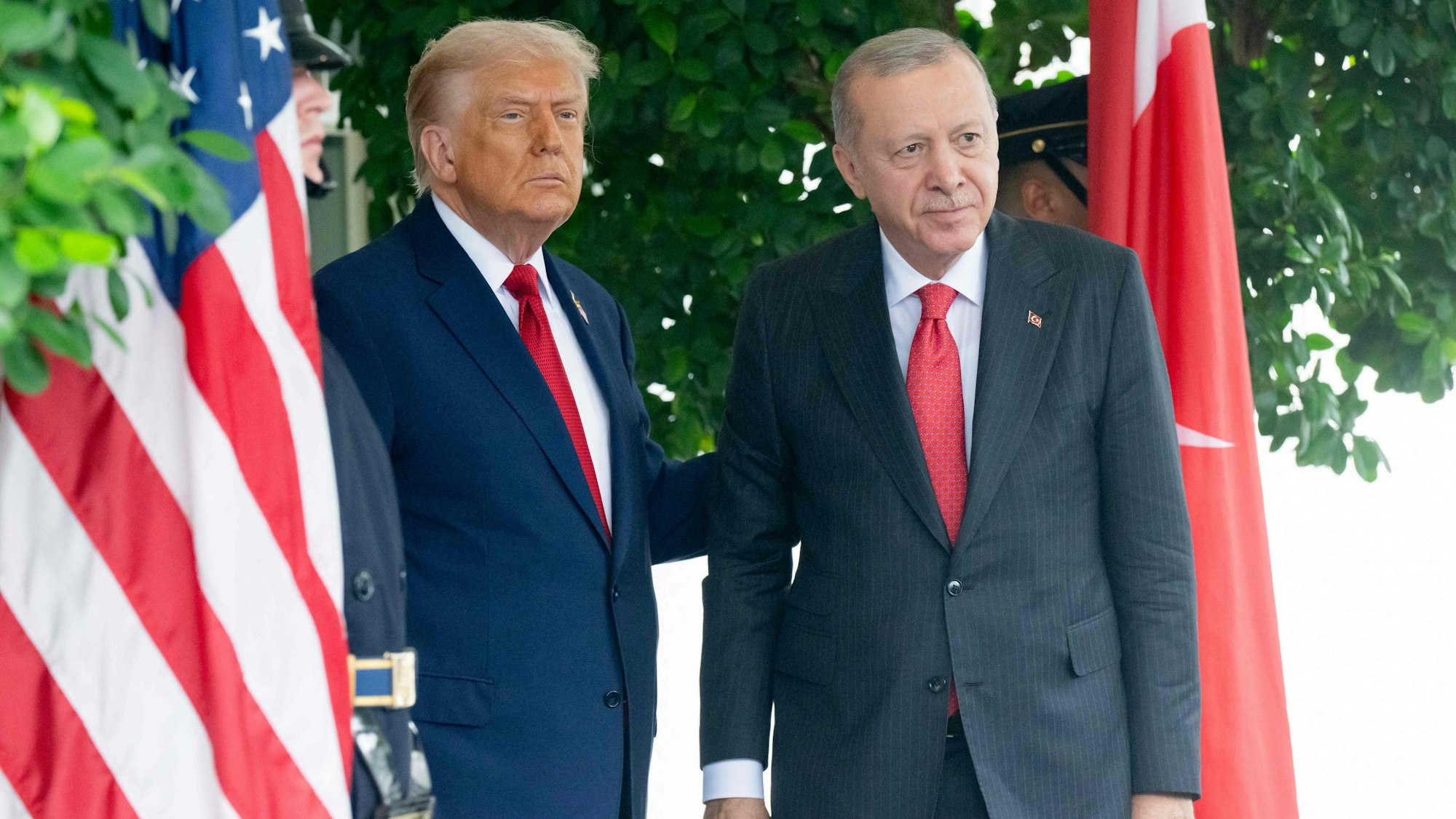 Trump und Erdogan vor dem Weißen Haus in Washington.