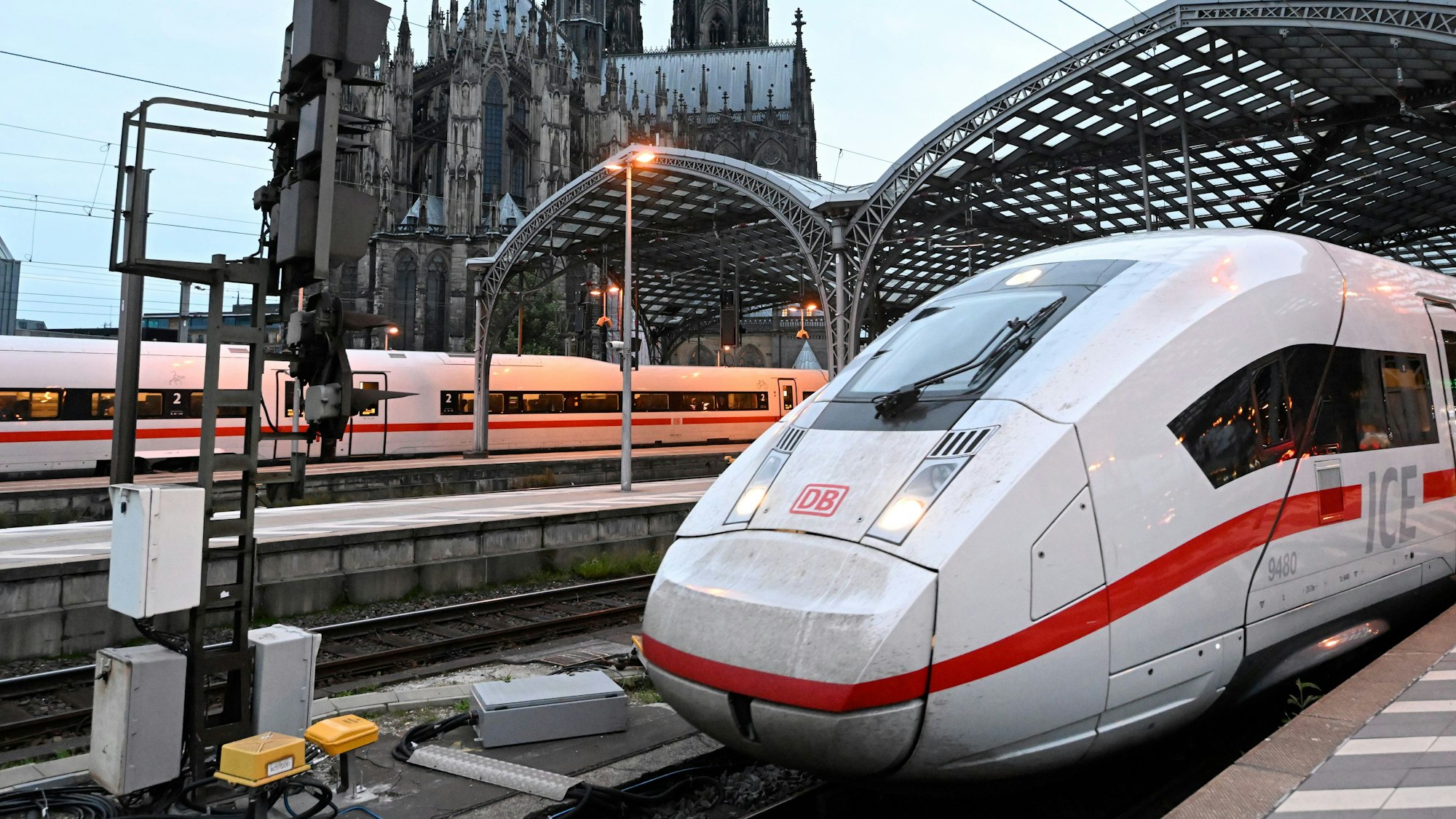 Ein ICE der Deutschen Bahn verlässt den Kölner Hauptbahnhof. Die Bahn bietet mit dem Fahrplanwechsel im Dezember mehr Direktverbindungen aus NRW an