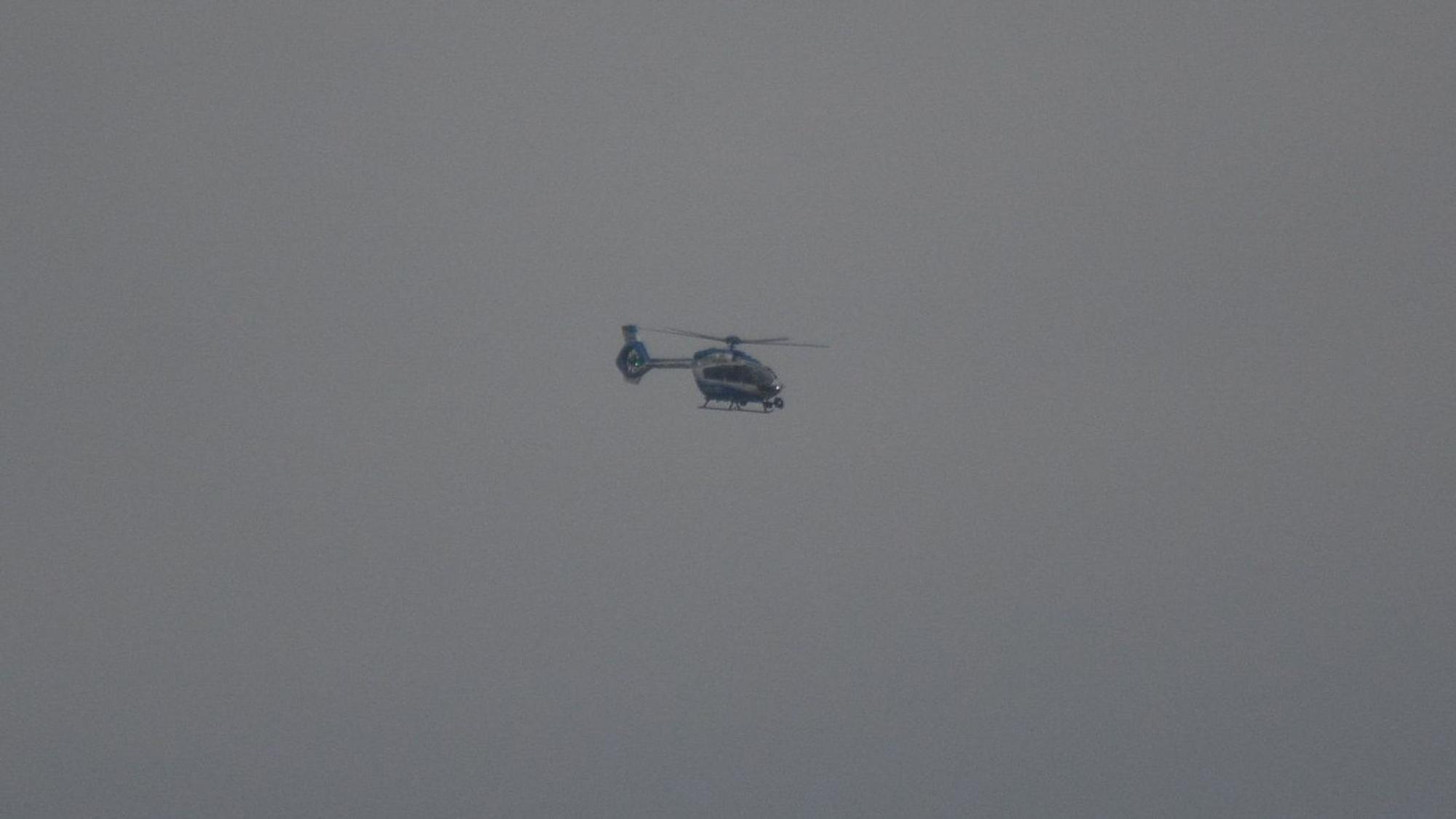 Das Bild zeigt einen Polizeihubschrauber.