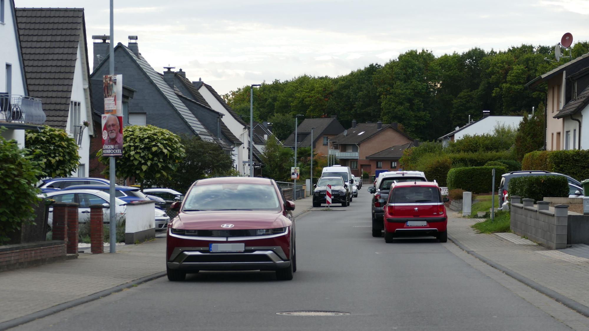 In der Straße Pützerau in Lohmar herrscht enormer Parkdruck, weswegen Autofahrer einander ausweichen müssen.