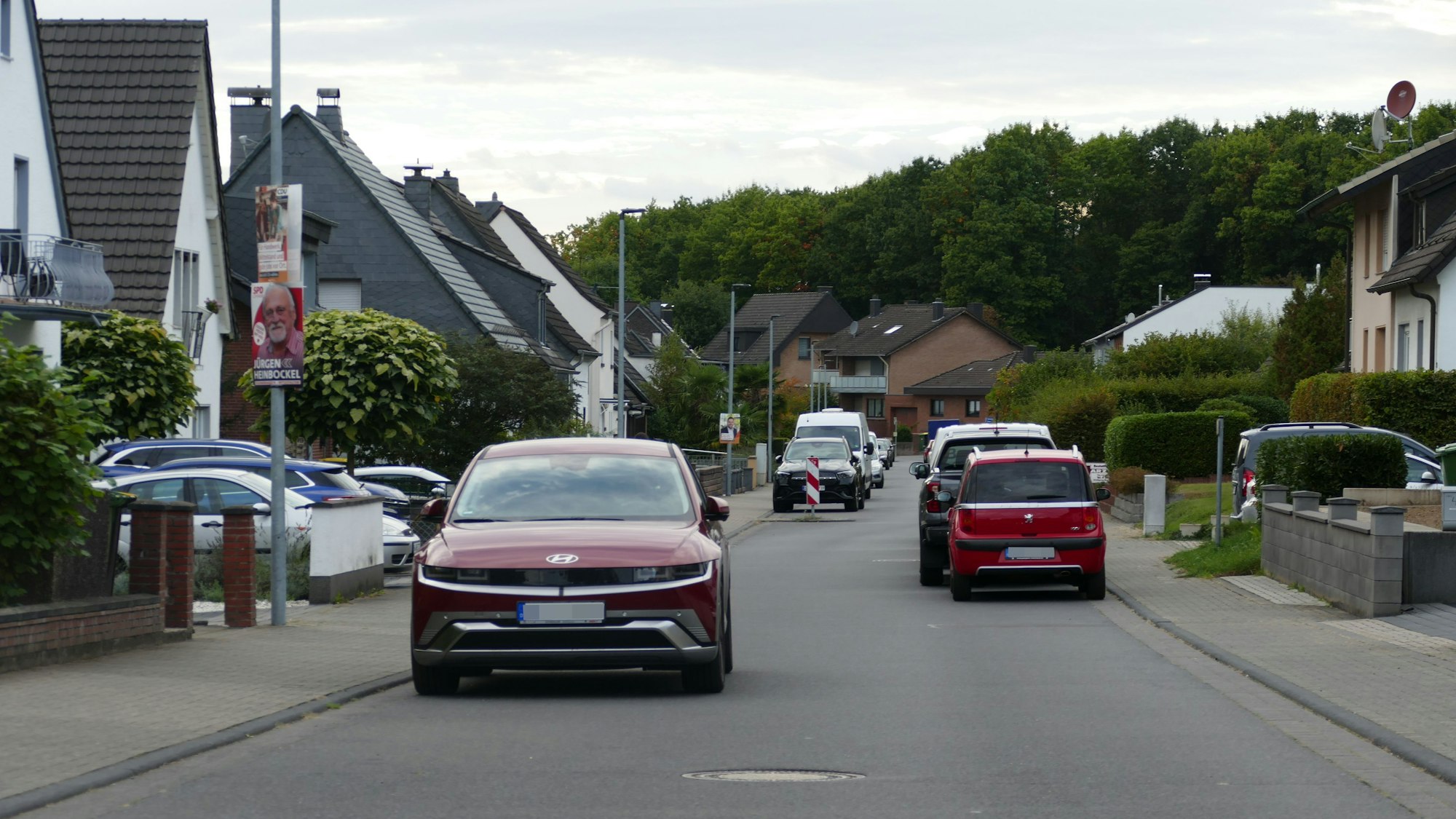 In der Straße Pützerau in Lohmar herrscht enormer Parkdruck, weswegen Autofahrer einander ausweichen müssen.