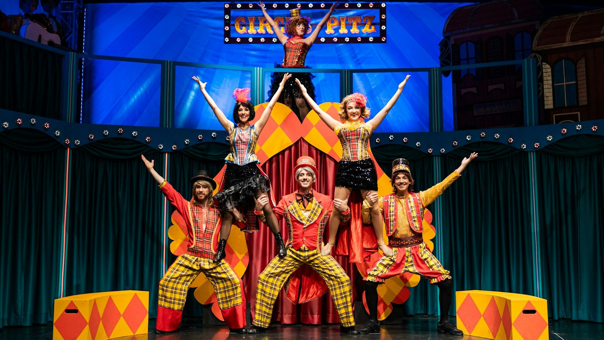 Der „Circus Pitz“ geht in dem neuen Stück „Op Bläcke Fööss noh Kölle“ auf eine Welttournee.