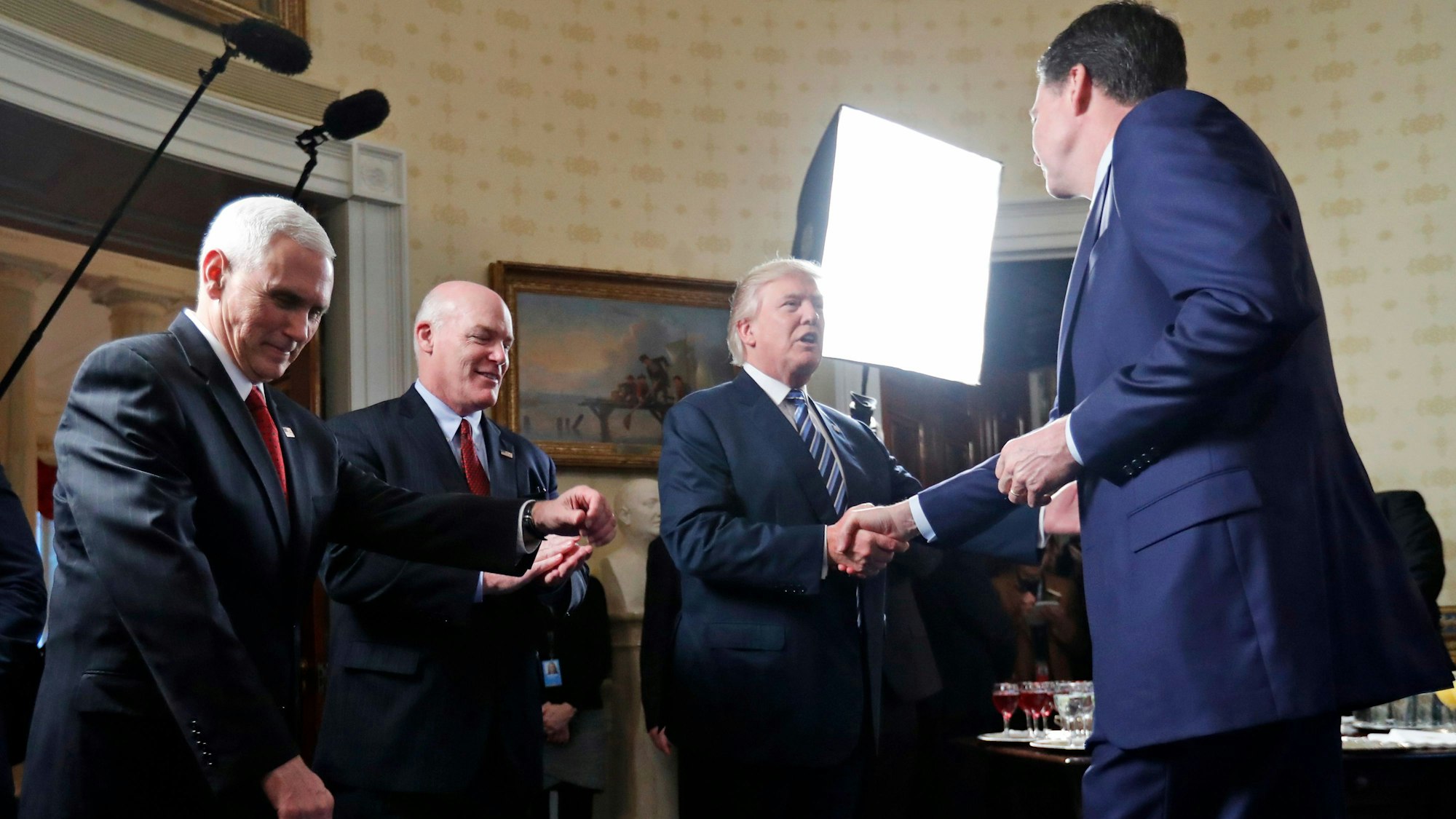 Der damalige Vizepräsident Mike Pence (l.) und der damalige Secret-Service-Direktor Joseph Clancy (r.) schütteln dem damaligen US-Präsident Donald Trump und dem damaligen FBI-Direktor James Comey während eines Empfangs für Polizeibeamte und Ersthelfer im Blue Room des Weißen Hauses die Hände. (Archivbild)