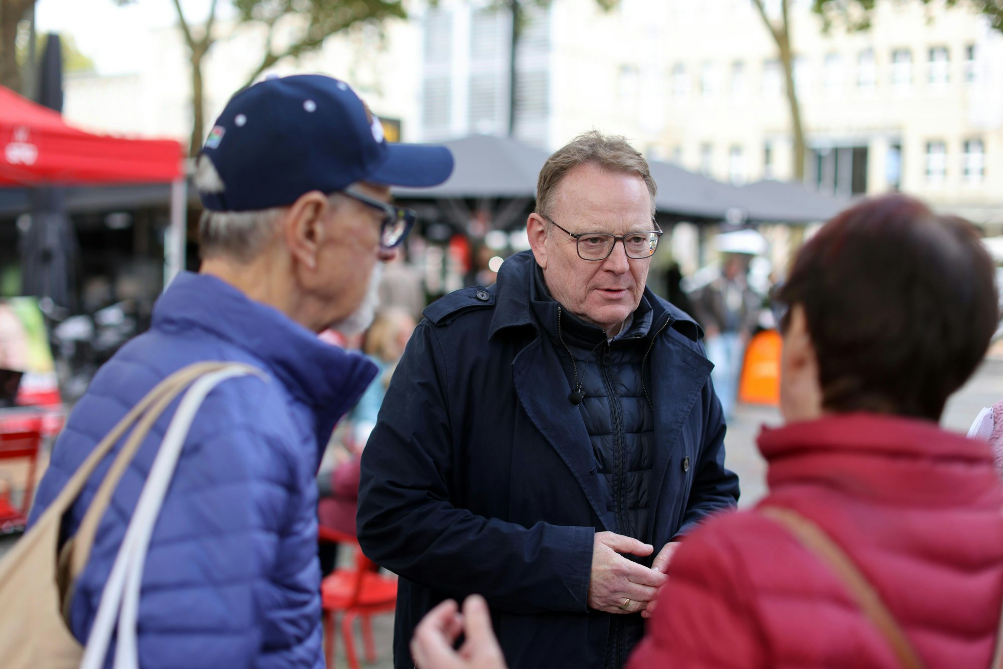 Auf dem Kölner Neumarkt diskutiert OB-Kandidat Torsten Burmester (SPD) mit Bürgerinnen und Bürgern.