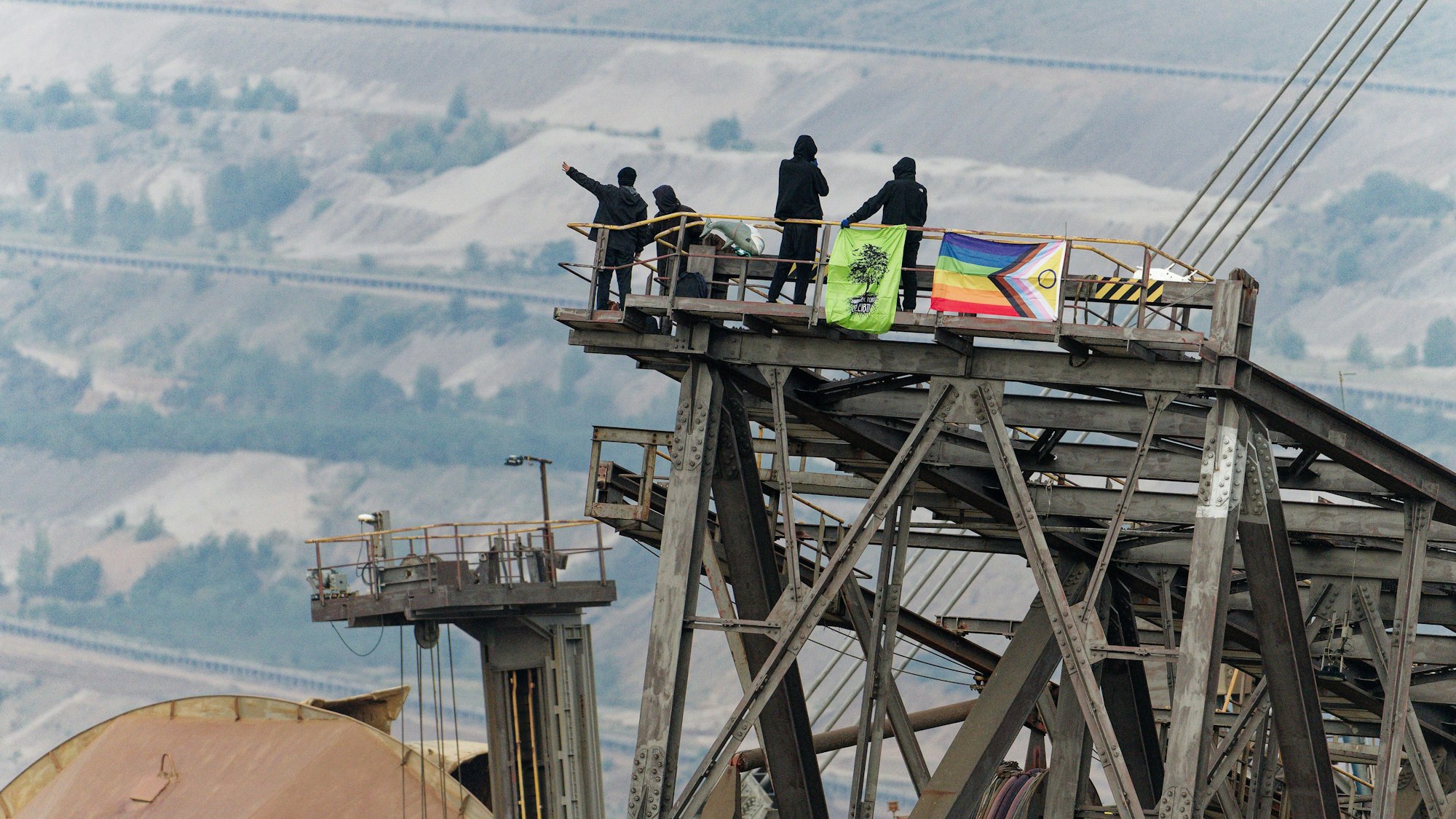 Aktivisten stehen auf einem besetzten Kohlebagger im Tagebau Hambach.