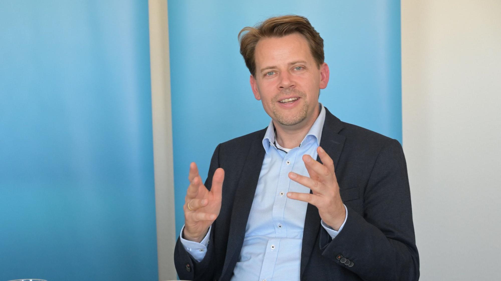 Beim Doppelinterview gestikuliert CDU-Landratskandidat von Boetticher mit den Händen.