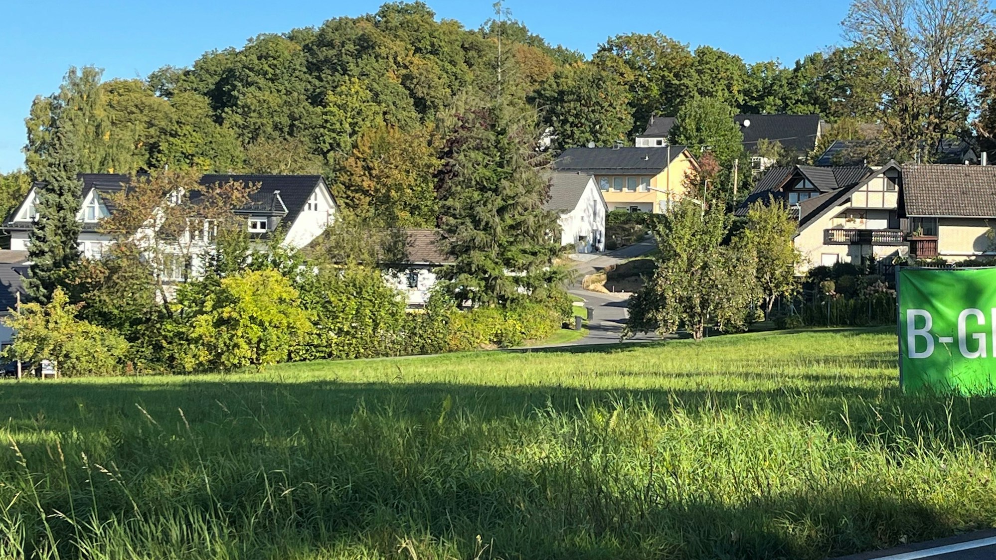 Blick von der Neuen Landstraße (L350) in Marienberghausen quer über den möglichen Bauplatz bis zur Straße Höferhofweg.