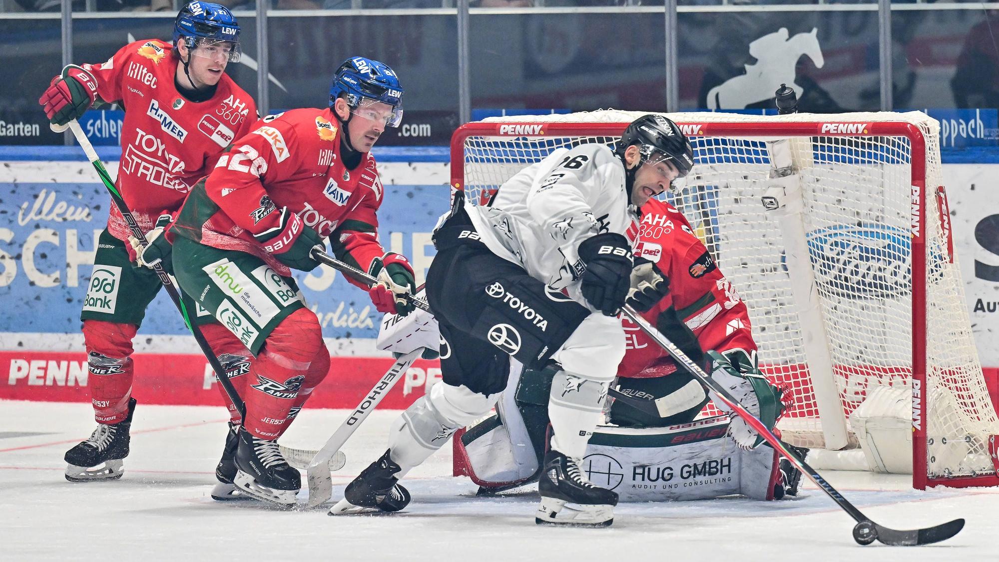 Dominik Uher (weißes Trkot r.) von den Kölner Haien bringt sich vor dem Augsburger Tor in Position.
