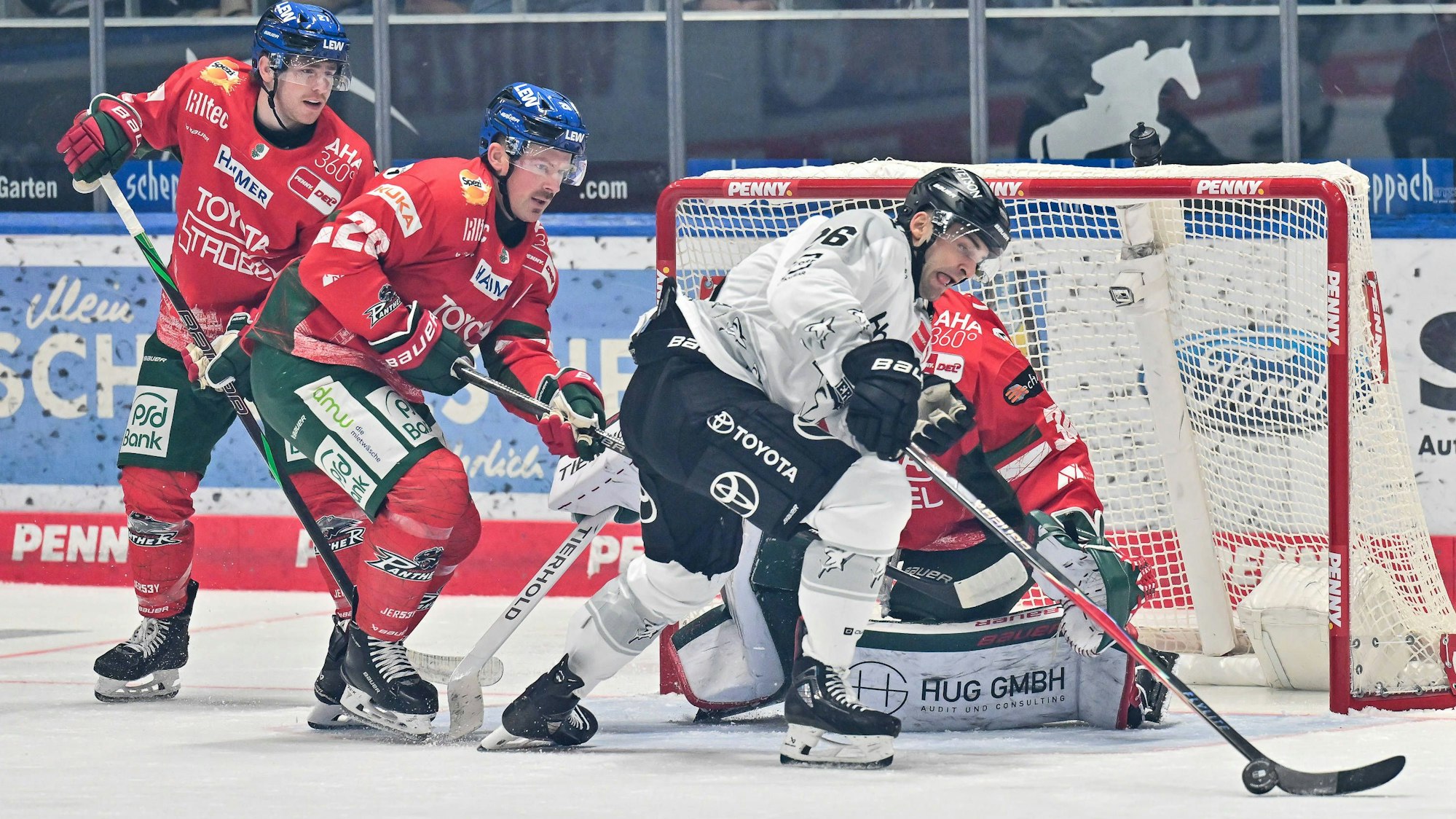 Dominik Uher (weißes Trkot r.) von den Kölner Haien bringt sich vor dem Augsburger Tor in Position.