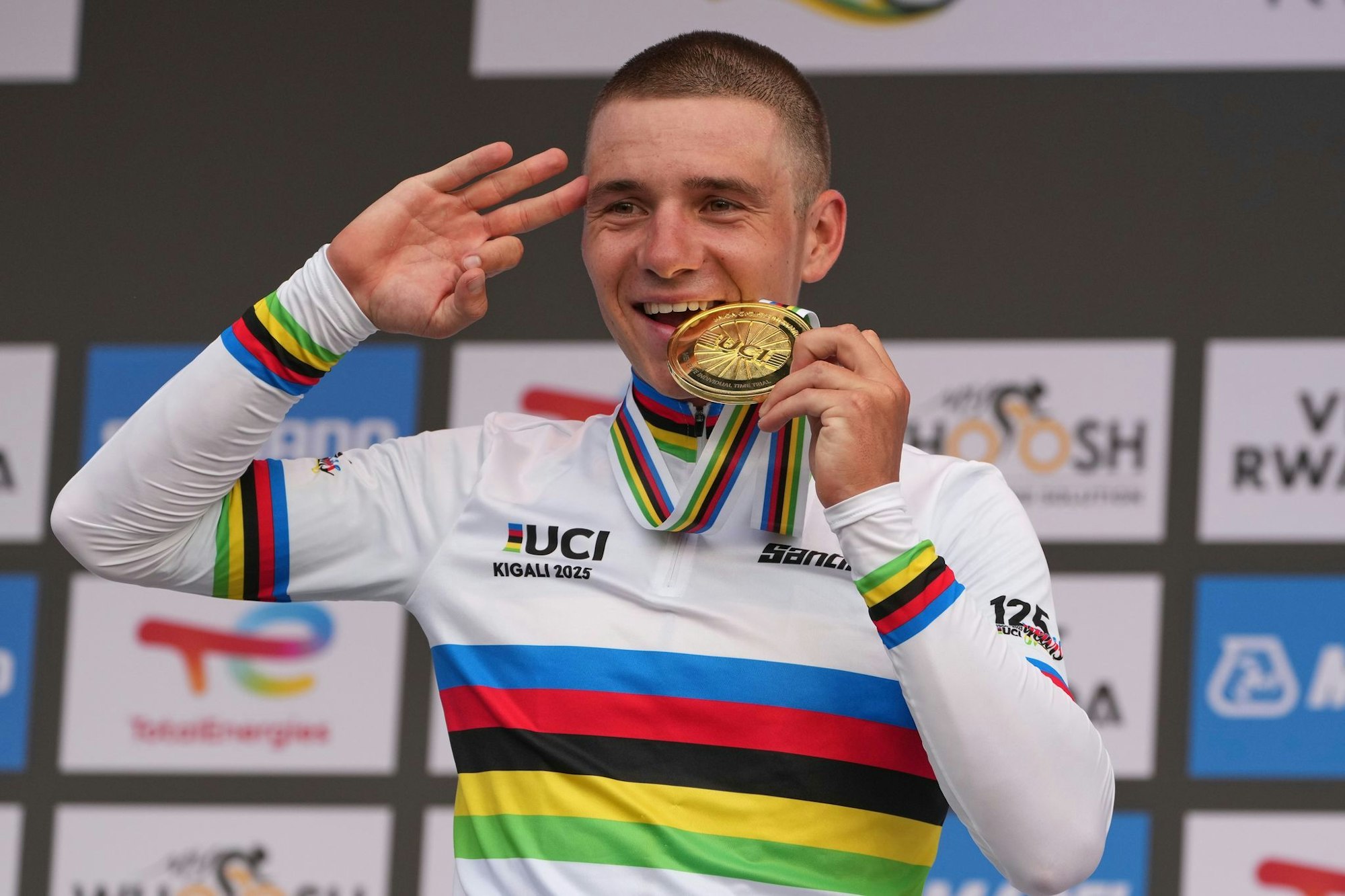 Dreimal Gold im Zeitfahren nacheinander: Der Belgier Evenepoel feiert seinen Sieg im Zeitfahren in Ruanda.