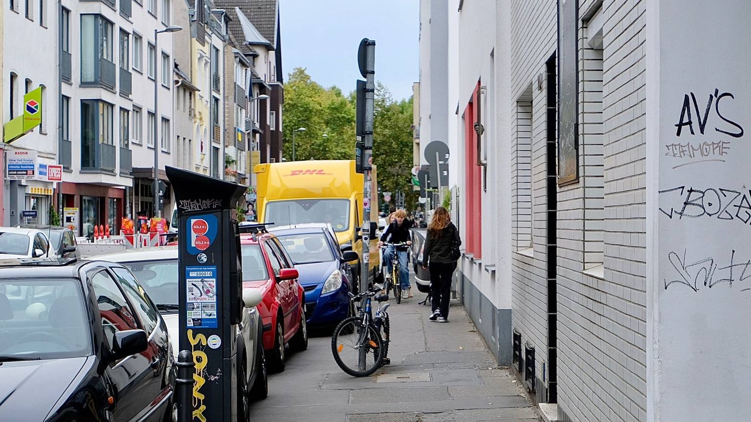 Der Platz auf den Gehwegen wird durch parkende Autos beengt.