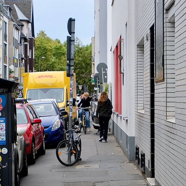 Der Platz auf den Gehwegen wird durch parkende Autos beengt.