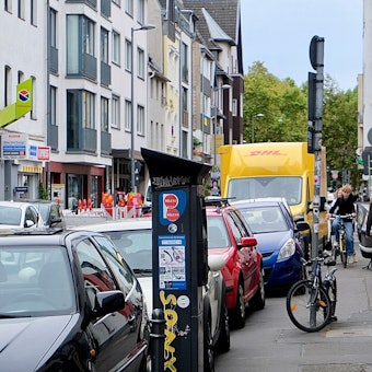 Der Platz auf den Gehwegen wird durch parkende Autos beengt.