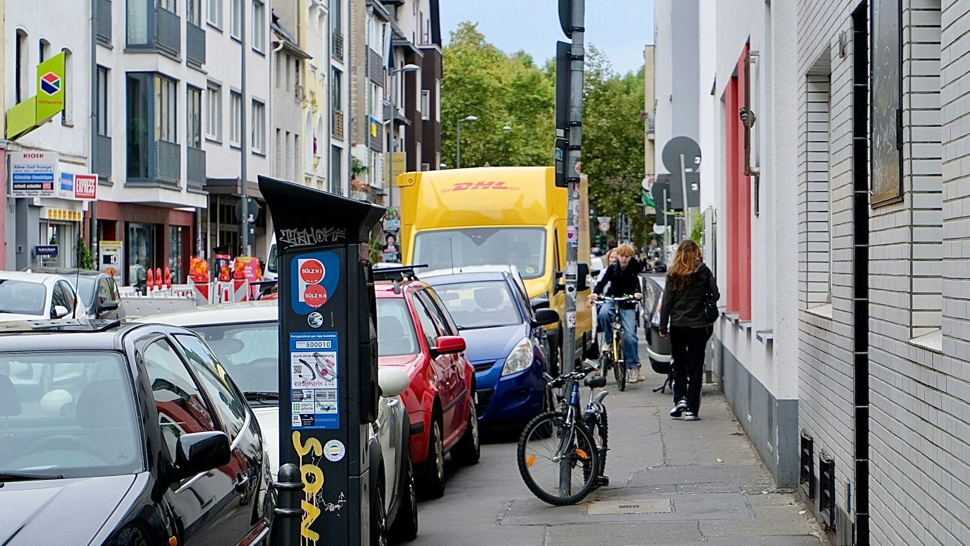 Der Platz auf den Gehwegen wird durch parkende Autos beengt.