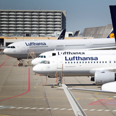 Das Bild zeigt Lufthansa-Maschinen auf dem Vorfeld des Flughafens Rhein-Main. Foto: Andreas Arnold/dpa
