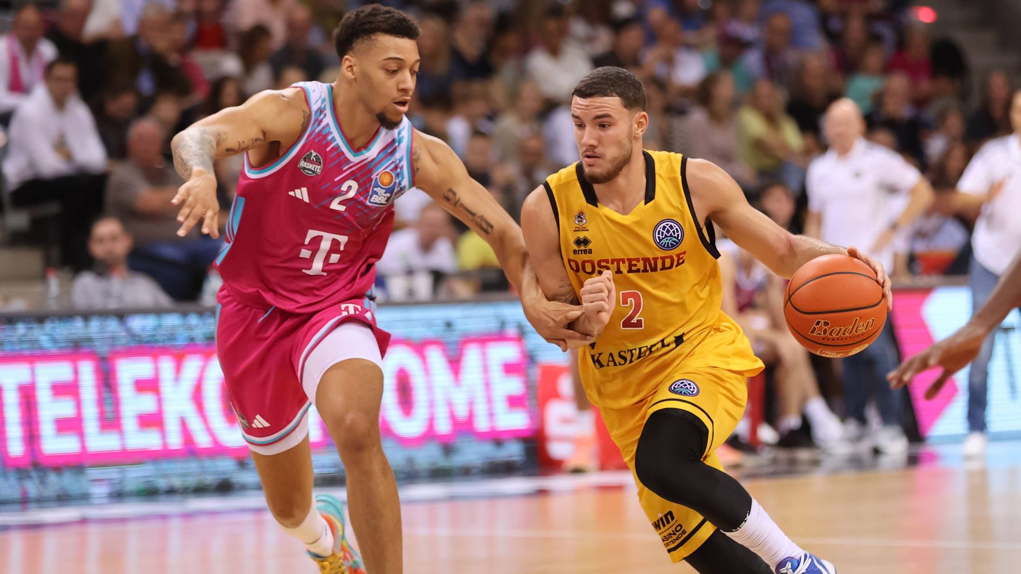 Bonn Alijah Comithier (links) will wie gegen Noam Yaacov (Oostende) eng verteidigen.