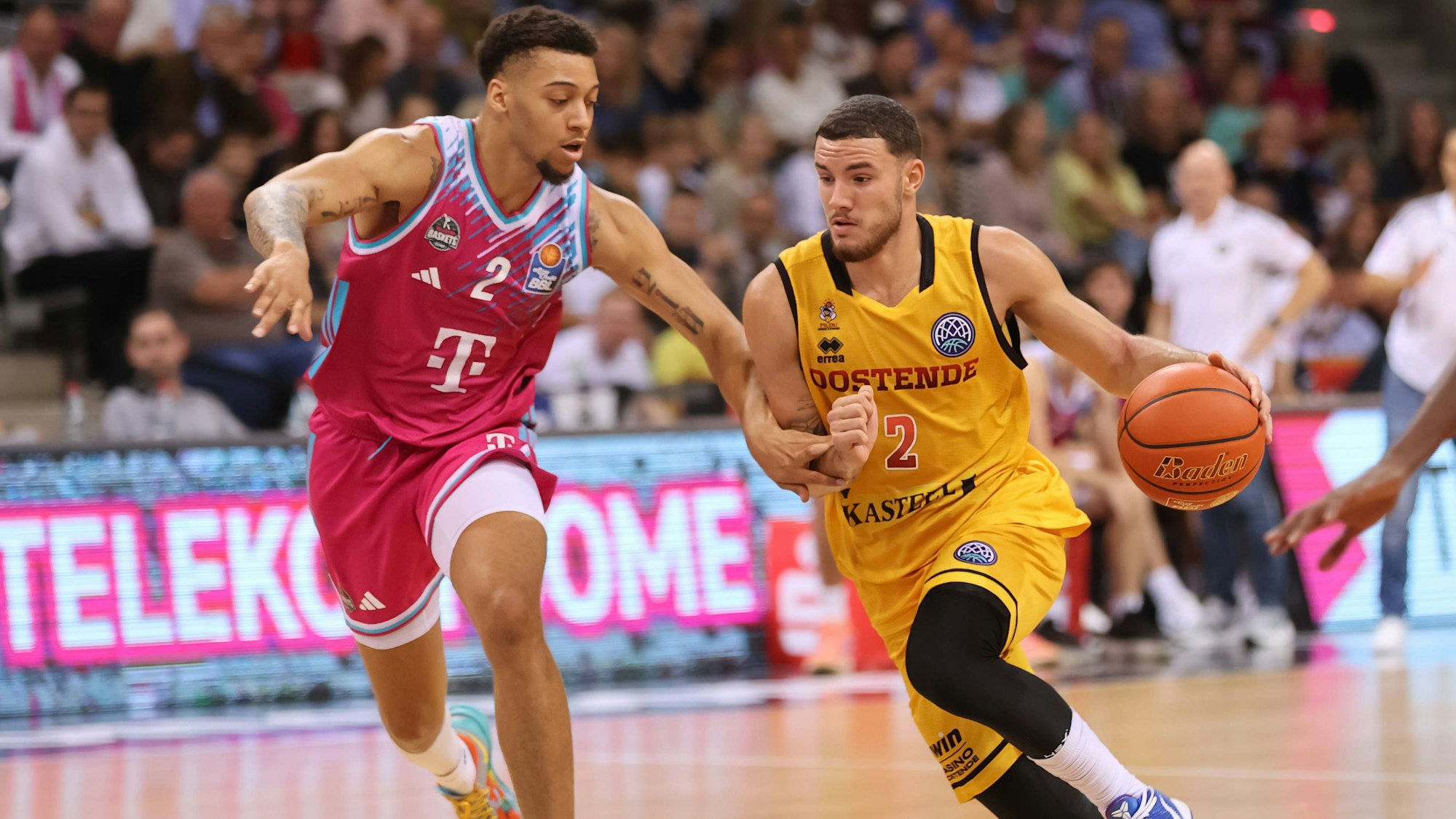 Bonn Alijah Comithier (links) will wie gegen Noam Yaacov (Oostende) eng verteidigen.