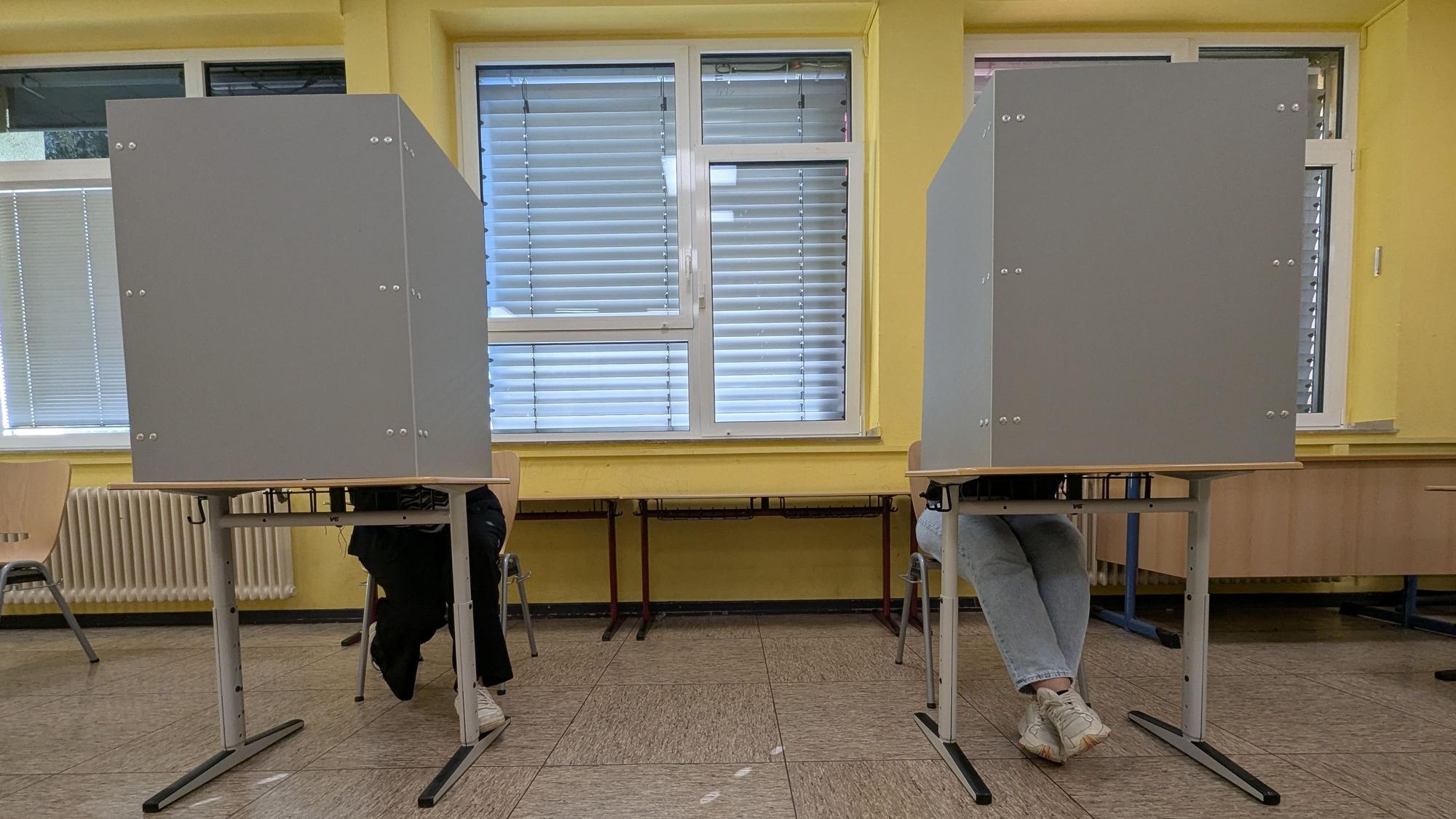Stimmabgabe und Wahlkabinen im Wahllokal in der Deutschherrenschule in Hermülheim.