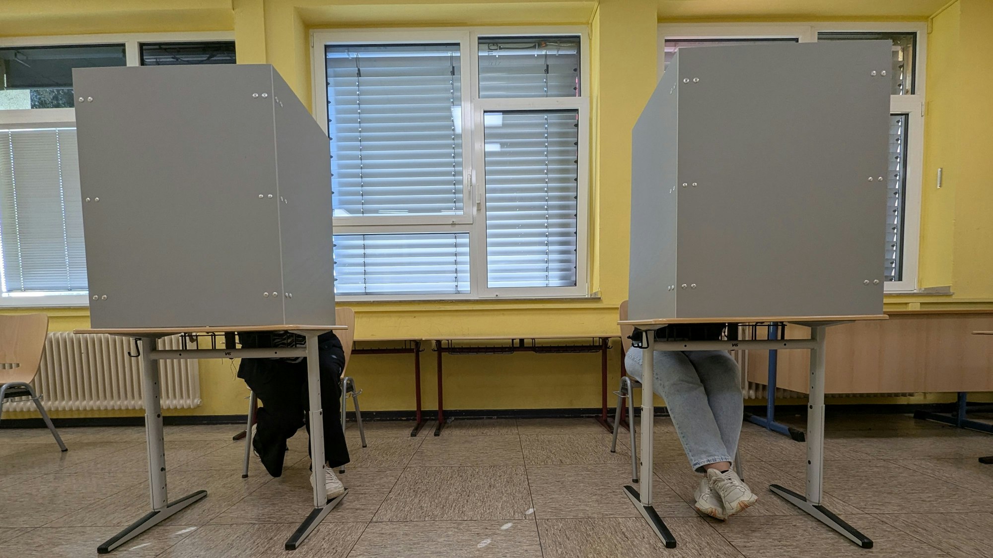 Stimmabgabe und Wahlkabinen im Wahllokal in der Deutschherrenschule in Hermülheim.
